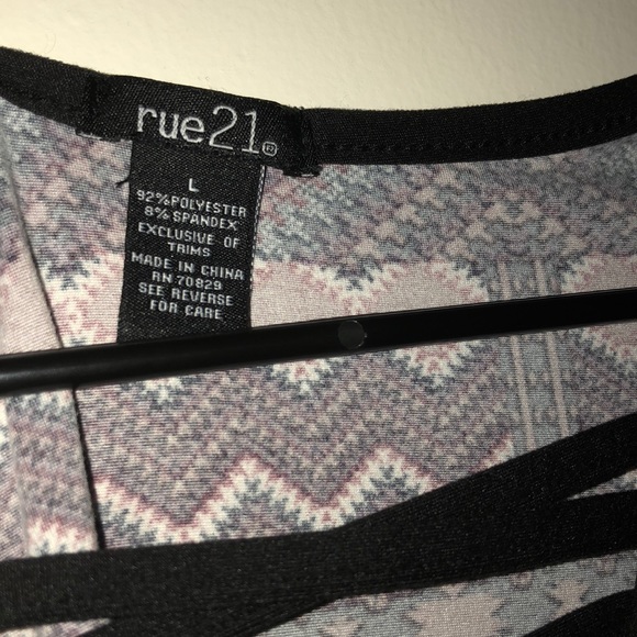 Patterned low cut top - Picture 3 of 4